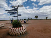Tankstelle mit Wegweiser im Outback