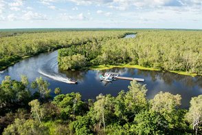 Boote auf einem Fluss in Australien