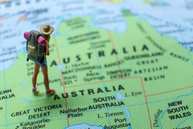 Figur mit Hut und Rucksack auf Landkartenausschnitt Australien