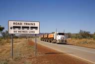 Strassenhinweisschild zu Road Trains in Australien