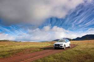 Autofahrt am Explorers Way mit typisch australisch, blauem Himmel